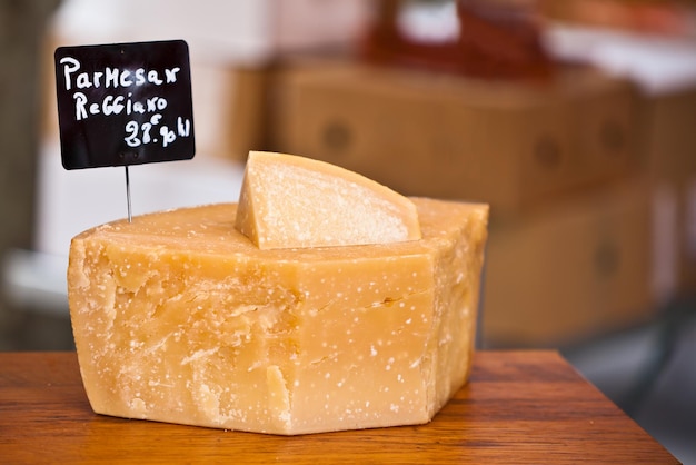 Trozo de queso en el mercado al aire libre