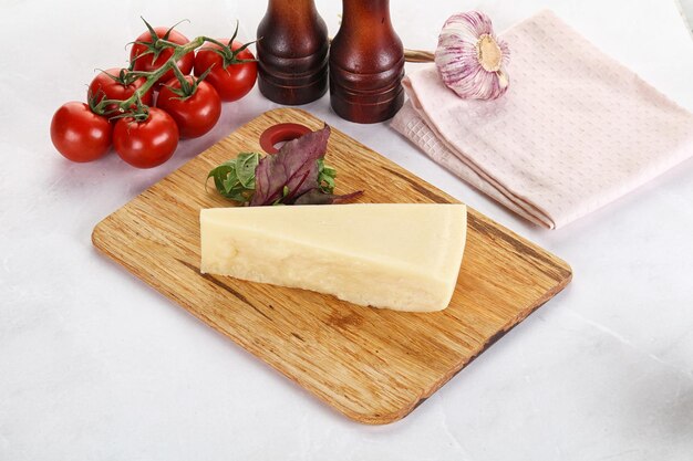 Foto trozo de queso parmesano duro italiano