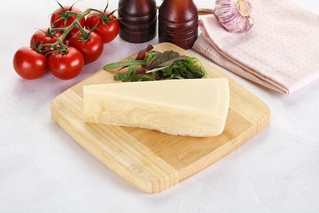 Foto trozo de queso parmesano duro italiano