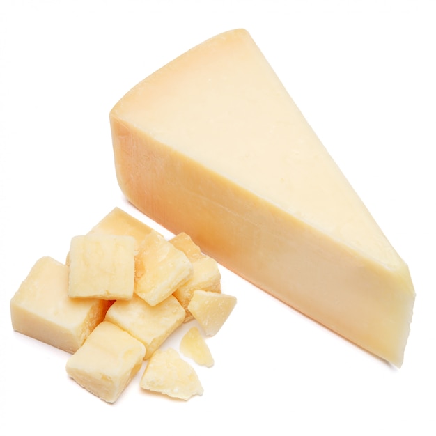 Trozo de queso parmesano en mesa blanca