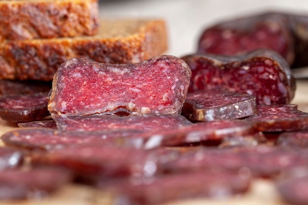 Trozo de salchicha curada en rodajas sobre la mesa