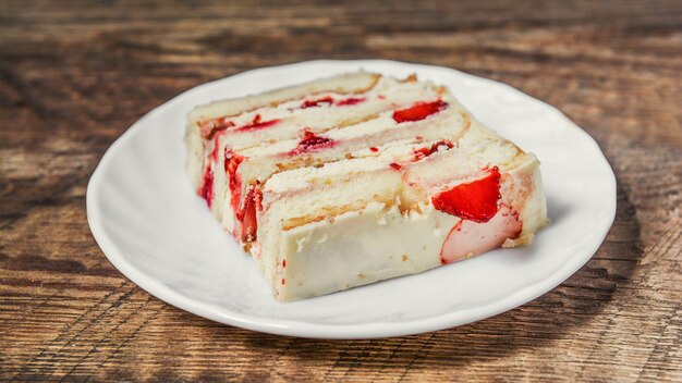 Un trozo de tarta casera con nata