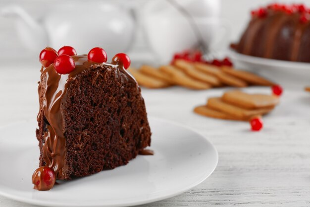 Trozo de tarta de chocolate con bayas de árbol de bola de nieve sobre una mesa