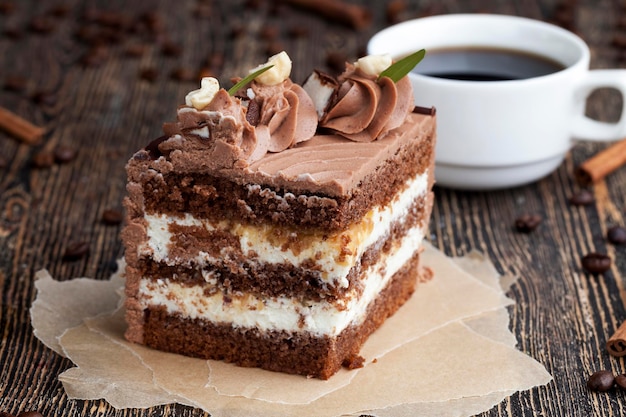 Un trozo de tarta de chocolate con relleno de requesón y nueces con caramelo, postres de trozos de una tarta de chocolate grande