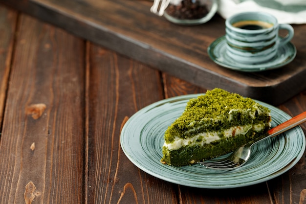 Trozo de tarta de espinacas verdes en un plato