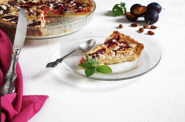 Un trozo de Tarta Frangipane de Ciruelas y Almendras sobre una mesa