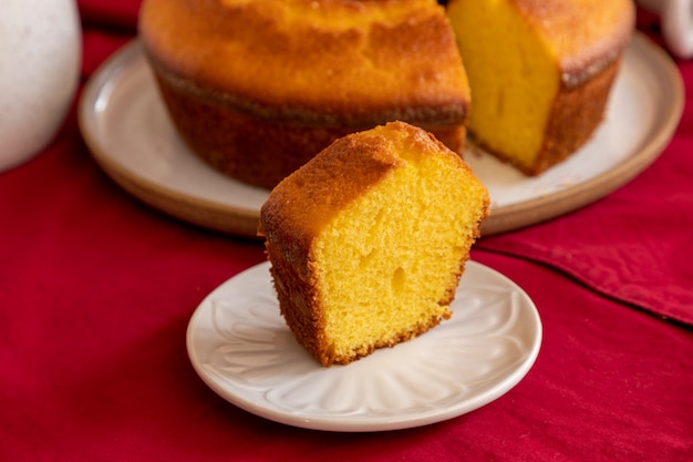 Foto trozo de tarta de harina de maíz con naranja para desayunar