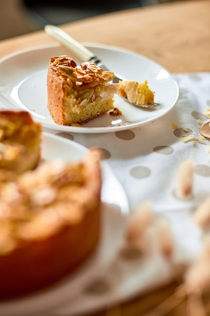 Trozo de tarta de manzana o pera con nueces de caramelo en la vista superior del espacio de copia de la mesa de madera