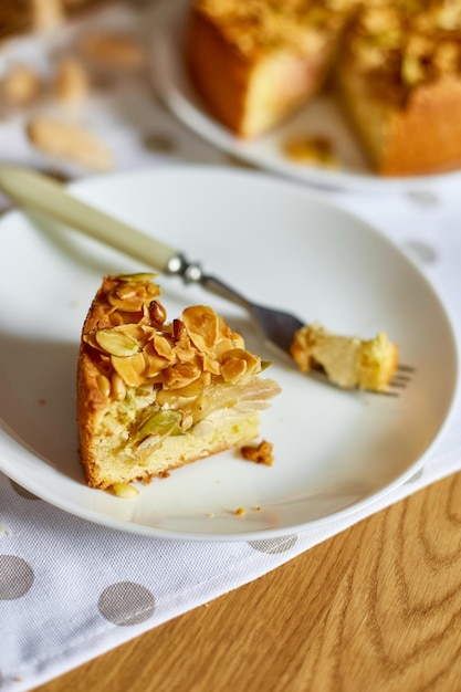 Trozo de tarta de manzana o pera con nueces de caramelo en la vista superior del espacio de copia de la mesa de madera