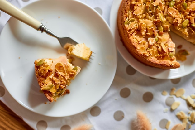 Trozo de tarta de manzana o pera con nueces de caramelo en la vista superior del espacio de copia de la mesa de madera