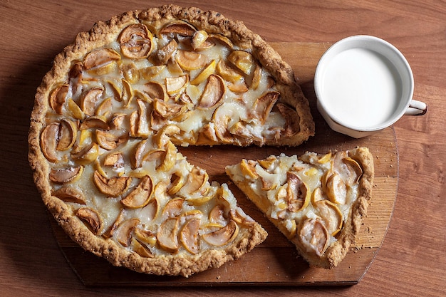 Un trozo de tarta de manzana y una taza de leche