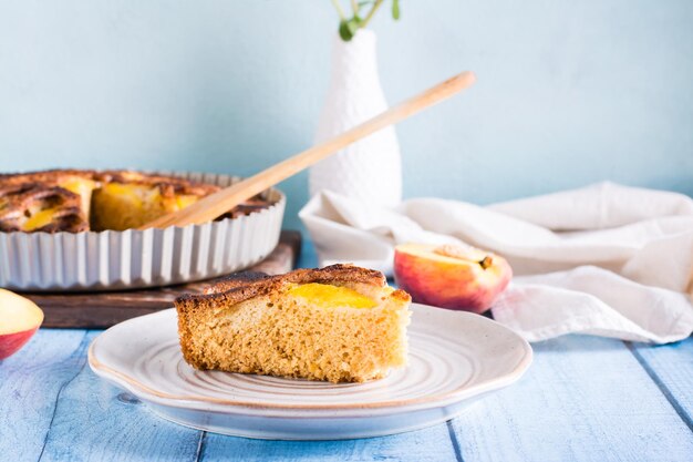 Un trozo de tarta de melocotón en un plato sobre la mesa