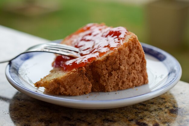 Trozo de tarta con mermelada de guayaba