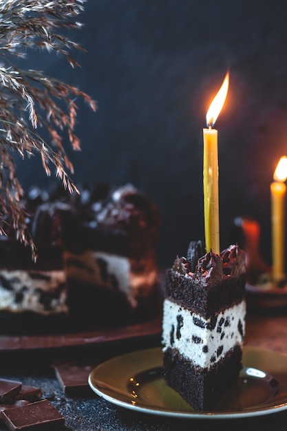 Un trozo de tarta de oreo casera