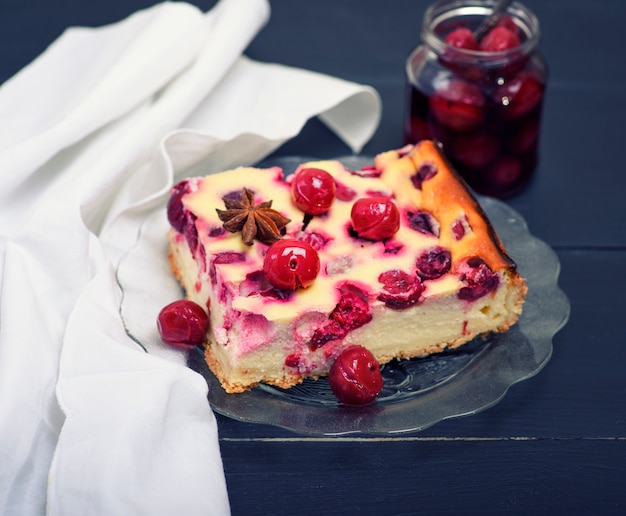 Trozo de tarta de queso con cerezas