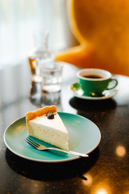 Un trozo de tarta de queso en un plato