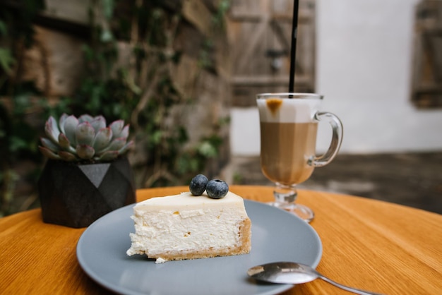 Un trozo de tarta de queso en el restaurante.