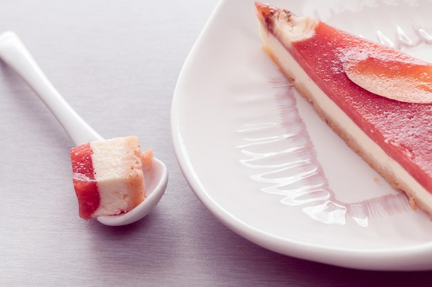 Un trozo de tarta de queso roja