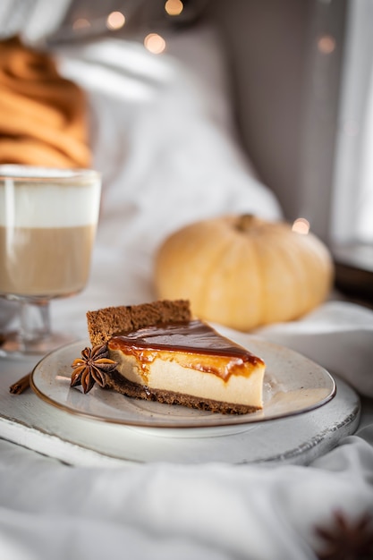 Trozo de tarta de queso con salsa de caramelo y café para desayunar