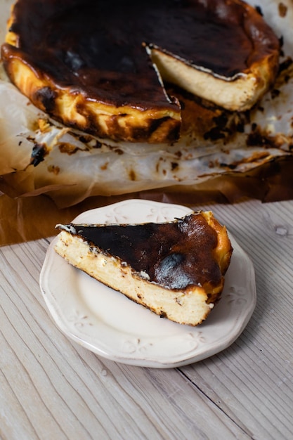 Trozo de tarta de queso vasco quemado en el plato