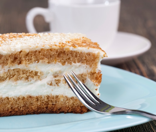 Foto un trozo de tarta, repostería elaborada con una gran cantidad de ingredientes, repostería dulce a base de torta de trigo y crema de mantequilla.