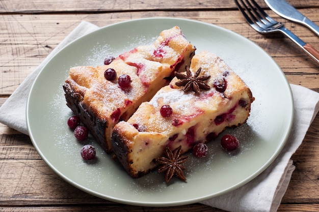 Un trozo de tarta de requesón con arándanos rojos