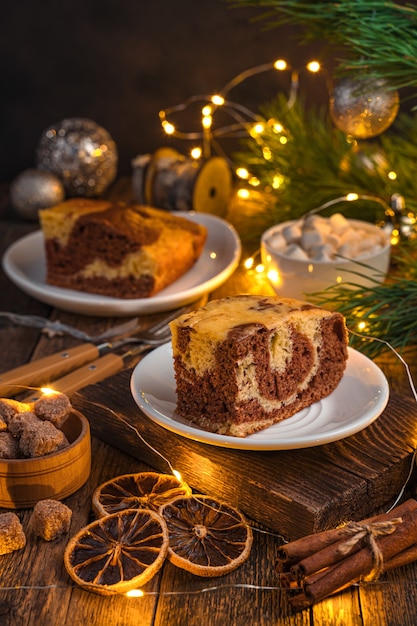 Un trozo de tarta sobre un fondo festivo a la luz de una guirnalda