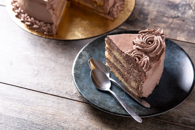 Trozo de tarta de trufa de chocolate sobre mesa de madera rústica