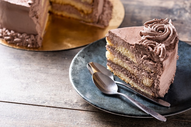 Trozo de tarta de trufa de chocolate sobre mesa de madera