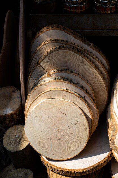 Trozo de tronco de madera cortada para fondo de textura de madera decorativa