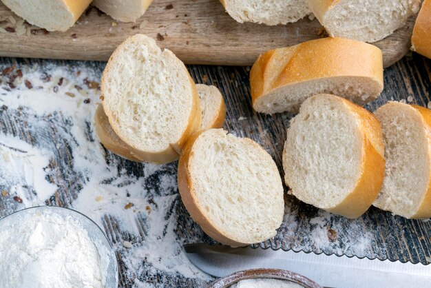 Trozos de baguette de trigo en una tabla para cortar