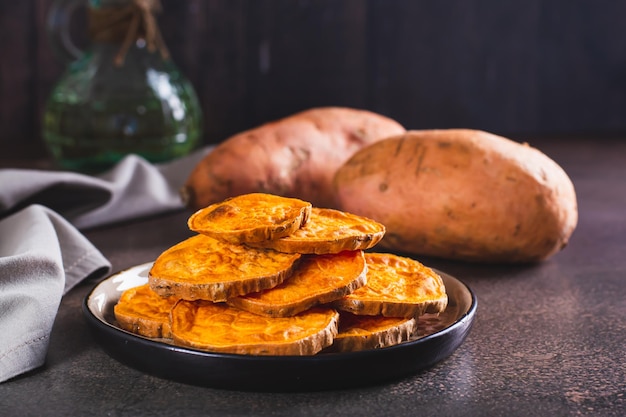 Foto trozos de batatas al horno en un plato sobre la mesa