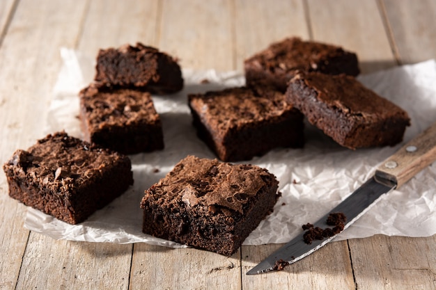 Trozos de brownies caseros en mesa de madera