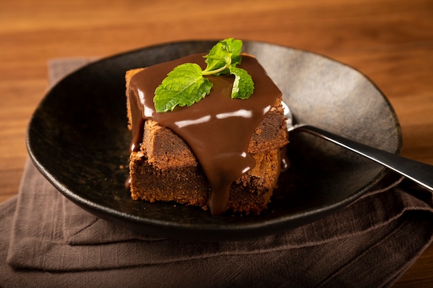 Trozos de brownies de chocolate sobre la mesa