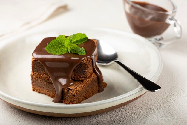 Trozos de brownies de chocolate sobre la mesa