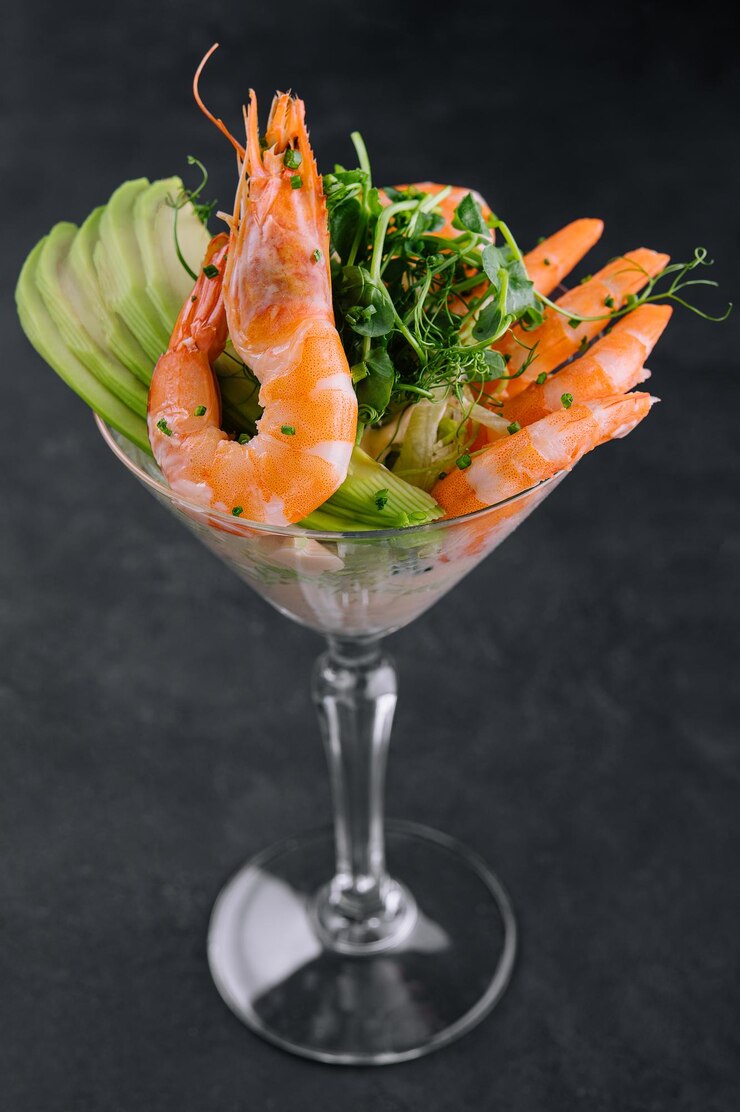 Trozos de camarones y aguacate en una copa de martini