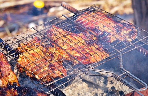 Trozos de carne de cerdo asados a la parrilla.