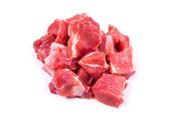 Trozos de carne de cerdo cruda fresca aislados