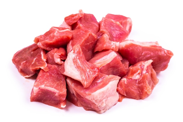 Trozos de carne de cerdo cruda fresca aislados