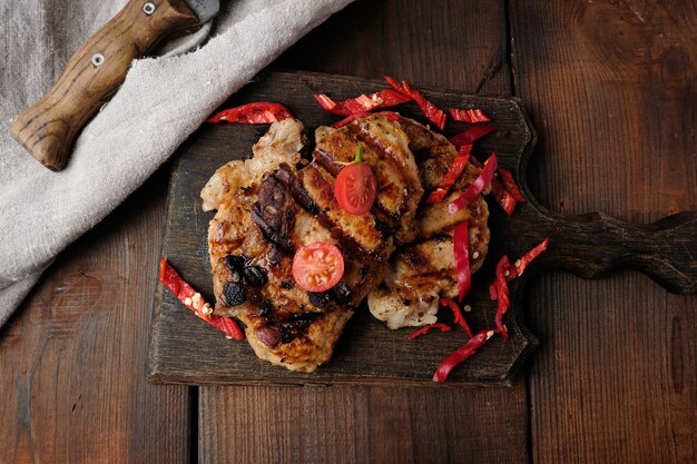 Trozos de carne de cerdo a la parrilla