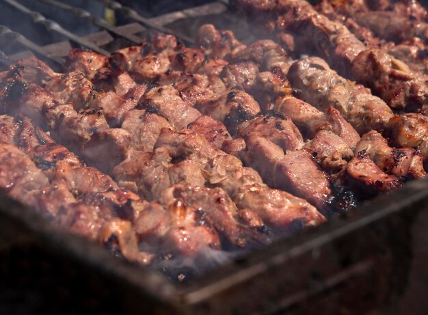 Los trozos de carne se cocinan con carbón en la parrilla barbacoa kebab shashlik