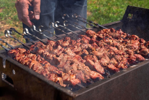 Los trozos de carne se cocinan con carbón en la parrilla barbacoa kebab shashlik