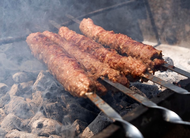 Los trozos de carne se cocinan con carbón en la parrilla barbacoa kebab shashlik