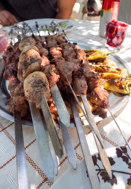 Los trozos de carne se cocinan con carbón en la parrilla barbacoa kebab shashlik