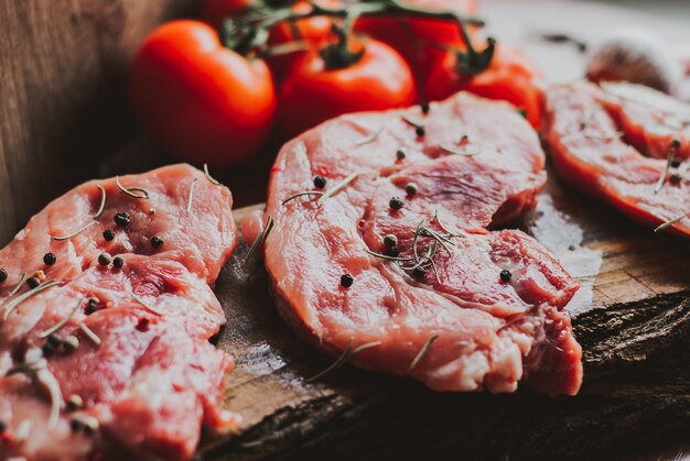 Trozos de carne cruda de cerdo con especias y hierbas, romero, tomillo, albahaca, sal y pimienta.