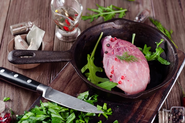 Trozos de carne cruda fresca en una sartén.