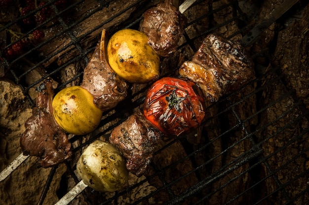 Trozos de carne frita con limón sobre un fondo de corteza de árbol