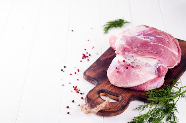 Trozos de carne y manojo de perejil, especias.