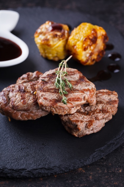 Trozos de carne roja, filetes