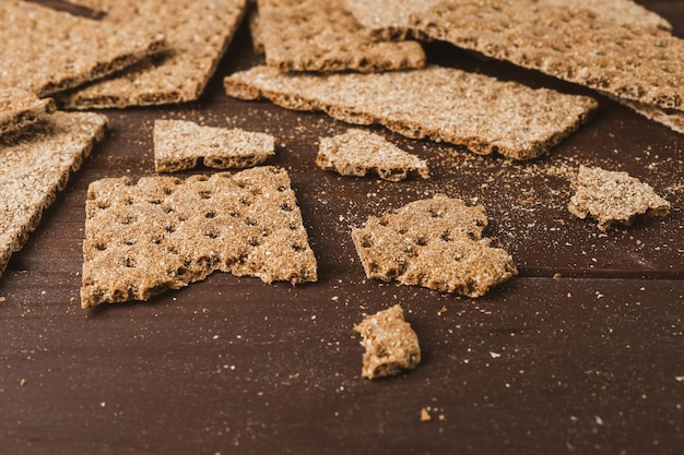 Trozos de centeno de trigo crujiente y galletas de pan plano de maíz en la mesa de madera Fondo de alimentos saludables